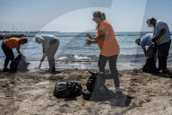 NEWS - Umweltkatastrophe in Griechenland: Ölteppich erreicht Athens Touristengebiete