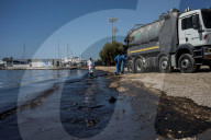 NEWS - Umweltkatastrophe in Griechenland: Ölteppich erreicht Athens Touristengebiete