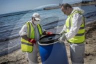 NEWS - Umweltkatastrophe in Griechenland: Ölteppich erreicht Athens Touristengebiete