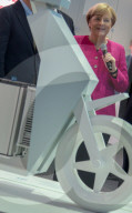 NEWS - Angela Merkel eröffnet IAA in Frankfurt