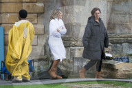 PEOPLE - Elizabeth Hurley steht für "The Royals" in Ely vor der Linse
