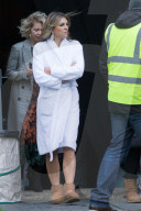 PEOPLE - Elizabeth Hurley steht für "The Royals" in Ely vor der Linse