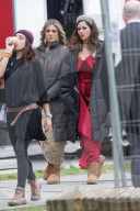 PEOPLE - Elizabeth Hurley steht für "The Royals" in Ely vor der Linse