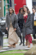 PEOPLE - Elizabeth Hurley steht für "The Royals" in Ely vor der Linse