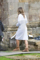 PEOPLE - Elizabeth Hurley steht für "The Royals" in Ely vor der Linse