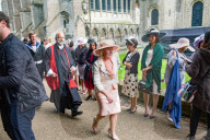 PEOPLE - Elizabeth Hurley steht für "The Royals" in Ely vor der Linse