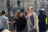 PEOPLE - Elizabeth Hurley steht für "The Royals" in Ely vor der Linse