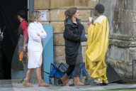 PEOPLE - Elizabeth Hurley steht für "The Royals" in Ely vor der Linse