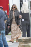 PEOPLE - Elizabeth Hurley steht für "The Royals" in Ely vor der Linse