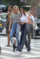 PEOPLE - Cindy Crawford bummelt mit ihren Kids im Soho