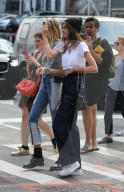 PEOPLE - Cindy Crawford bummelt mit ihren Kids im Soho