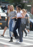 PEOPLE - Cindy Crawford bummelt mit ihren Kids im Soho