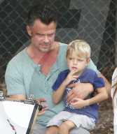 PEOPLE - Daddy on Duty: Josh Duhamel mit Klein Axl in Hollywood unterwegs