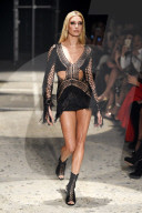 PEOPLE - LFW: Hailey Baldwin auf dem Laufsteg für Julien Macdonald