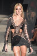 PEOPLE - LFW: Hailey Baldwin auf dem Laufsteg für Julien Macdonald