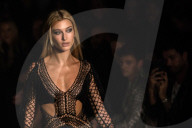 PEOPLE - LFW: Hailey Baldwin auf dem Laufsteg für Julien Macdonald
