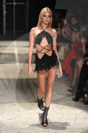 PEOPLE - LFW: Hailey Baldwin auf dem Laufsteg für Julien Macdonald