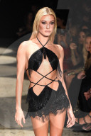 PEOPLE - LFW: Hailey Baldwin auf dem Laufsteg für Julien Macdonald