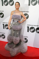 PEOPLE - Lucy Liu strahlt mit Tony Bennett auf dem roten Teppich