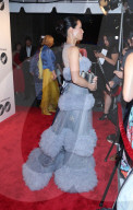 PEOPLE - Lucy Liu strahlt mit Tony Bennett auf dem roten Teppich