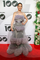 PEOPLE - Lucy Liu strahlt mit Tony Bennett auf dem roten Teppich