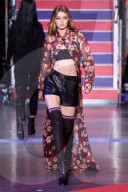 PEOPLE - Anwar, Gigi und Bella Hadid laufen für Tommy Hilfiger in London