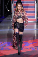 PEOPLE - Anwar, Gigi und Bella Hadid laufen für Tommy Hilfiger in London
