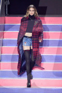 PEOPLE - Anwar, Gigi und Bella Hadid laufen für Tommy Hilfiger in London