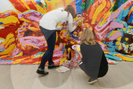 FEATURE - Liu Bolin, der Künstler der in seiner Kunst verschwindet
