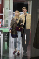 EXKLUSIV - Romee Strijd und Laurens van Leeuwen erkunden Barcelona zu Fuss