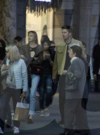 EXKLUSIV - Romee Strijd und Laurens van Leeuwen erkunden Barcelona zu Fuss