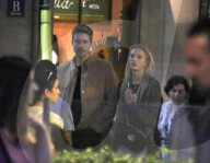 EXKLUSIV - Romee Strijd und Laurens van Leeuwen erkunden Barcelona zu Fuss