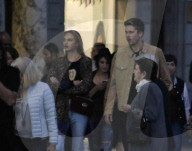 EXKLUSIV - Romee Strijd und Laurens van Leeuwen erkunden Barcelona zu Fuss