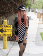 PEOPLE - Bella Thorne posiert für Fotografen in einem sexy Karo-Minikleid und Overknee-Strümpfen in Hollywood