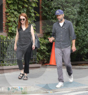 PEOPLE - Julianne Moore spaziert mit Mann Bart durchs West Village
