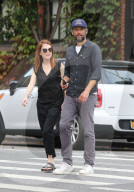 PEOPLE - Julianne Moore spaziert mit Mann Bart durchs West Village