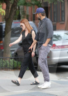 PEOPLE - Julianne Moore spaziert mit Mann Bart durchs West Village