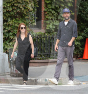 PEOPLE - Julianne Moore spaziert mit Mann Bart durchs West Village
