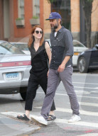 PEOPLE - Julianne Moore spaziert mit Mann Bart durchs West Village