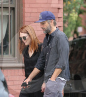 PEOPLE - Julianne Moore spaziert mit Mann Bart durchs West Village