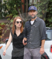 PEOPLE - Julianne Moore spaziert mit Mann Bart durchs West Village