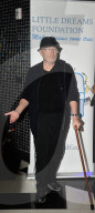 PEOPLE - Phil Collins mit dem Geshstock beim Little Dreams Foundation Event in Miami