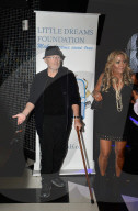 PEOPLE - Phil Collins mit dem Geshstock beim Little Dreams Foundation Event in Miami