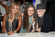 PEOPLE - Phil Collins mit dem Geshstock beim Little Dreams Foundation Event in Miami