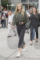 PEOPLE - Toni Garrn spaziert mit Freunden durch den Central Park