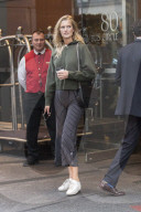PEOPLE - Toni Garrn spaziert mit Freunden durch den Central Park