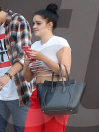PEOPLE - Ariel Winter bummelt mit Levi Meaden in Hollywood