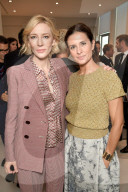 PEOPLE - Promis  bei der Giorgio Armani Modenschau in Mailand