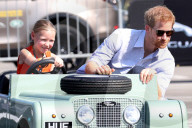 PEOPLE - Prince Harry vertraut seiner Mini-Chauffeuse im Land Rover