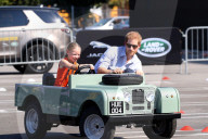 PEOPLE - Prince Harry vertraut seiner Mini-Chauffeuse im Land Rover